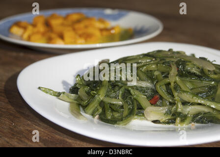 Vielzahl von italienischen Grüns: Squash und Chicorée Stockfoto