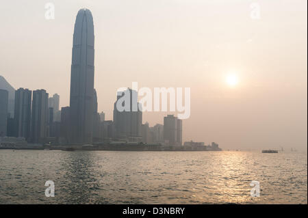 Eine Hafenrundfahrt auf dem Aqua Luna ist bei Touristen sehr beliebt. Bei Sonnenuntergang ist die Skyline von Hong Kong so spektakulär wie eh und je. Stockfoto