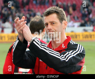 Leverkusens Trainer Michael Skibbe klatscht in die Hände zu sagen Dankeschön an die Fans nach die Bundesliga-Fußball-Spiel zwischen VfB Stuttgart und Bayer Leverkusen in der Gottlieb-Daimler-Stadion in Stuttgart, Deutschland, Samstag, 25. März 2006. Leverkusen gewann das Spiel 2: 0. Foto: Bernd Weissbrod Stockfoto