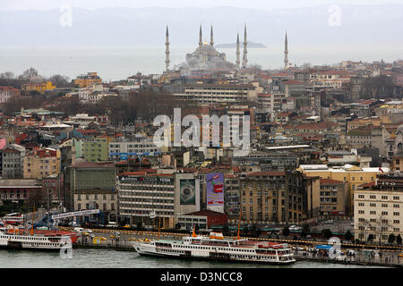 Blick auf das Goldene Horn mit der Sultan Ahmet Moschee (blaue Moschee) in Istanbul, Türkei, im Hintergrund 26. Februar 2006. Das Goldene Horn ist einer langgezogenen Bucht des Bosporus in Istanbul und grenzt mit dem Marmarameer die Halbinsel südlich davon. Während des byzantinischen Reiches wurde das Goldene Horn der wichtigste Hafen der Stadt. Foto: Felix Heyder Stockfoto