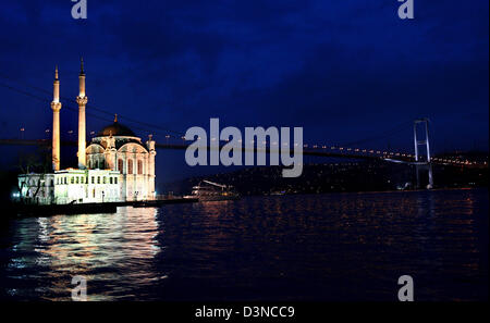 Das Bild zeigt die schön beleuchteten Ortakoy-Moschee in Istanbul, Türkei, 26. Februar 2006. Im Hintergrund ist die Bosporus Brücke verbindet den europäischen mit dem asiatischen Teil der Stadt. Foto: Felix Heyder Stockfoto