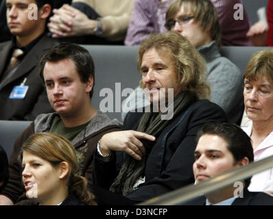 Deutsche TV-Moderatorin Thomas Gottschalk (C) sitzt in der Besucher Stand während einer deutschen Bundestages Haushaltsdebatte in Berlin, Deutschland, Mittwoch, 29. März 2006. Foto: Bernd Settnik Stockfoto