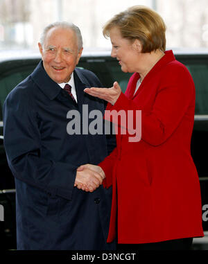 German chancellor Angela Merkel (R) begrüßt italienische Staatspräsident Carlo Azeglio Ciampi in Berlin Mittwoch, 29. März 2006.  Ciampi, 85, zahlt einen zweitägigen Besuch in Berlin. Foto: Peer Grimm Stockfoto