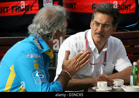 Italienische Flavio Briatore (L), Teamchef des Renault F1 Teams, und Deutsch Mario Theissen (R), Motorport-Direktor für BMW, chat auf der Koppel während der Trainingseinheit auf dem Albert Park Street Circuit in Melbourne, Australien, Freitag, 31. März 2006. Die Australian Formula One Grand Prix findet hier am Sonntag, 02 April. Foto: Rainer Jensen Stockfoto
