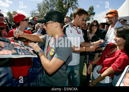 Österreichischer Formel-1-Pilot Christian Klien (L) von Red Bull racing und britische Jenson Button (R) von Lucky Strike Honda Racing F1 Team Zeichen Authographs auf dem Albert Park Street Circuit in Melbourne, Australien, Donnerstag, 30. März 2006. Die Australian Formula One Grand Prix findet hier am Sonntag, 02 April. Foto: Rainer Jensen Stockfoto