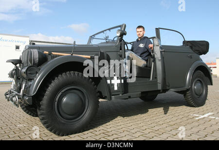 Peter Spillner, Leiter Restaurierung Autogarage Rosenow, sitzt in der restaurierten ehemaligen Einsatzleitwagen des zweiten Weltkriegs Feldmarschall Erwin Rommel im Glienicker, Deutschland, Freitag, 31. März 2006. Das Auto, ein Horch 901 ab 1941 wurde in den 1990er Jahren von einem Sammler aus Frankfurt in einem völlig desolaten Zustand in Kenia entdeckt. Das Auto, ein 3,8-Liter-V8-Motor mit 90 PS, kam in Stockfoto