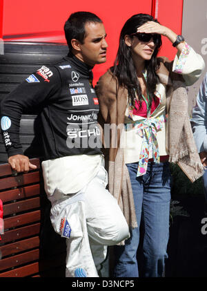 Kolumbianischer Formel1-Fahrer Juan Pablo Montoya (L) von McLaren Mercedes F1 Team und seine Frau Connie (R) im Fahrerlager auf dem Albert Park Street Circuit in Melbourne, Australien, Samstag, 1. April 2006. Die Australian Formula One Grand Prix findet hier am Sonntag, 02 April. Foto: Rainer Jensen Stockfoto