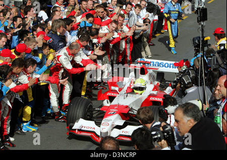 Deutsche Formel1-Fahrer Ralf Schumacher von Toyota F1 Racing Team feiert mit Mechanik, wie er nach der australischen Formel Eins Grand Prix auf dem Stadtkurs Albert Park in Melbourne, Australien, Sonntag, 2. April 2006 in die Boxengasse über zieht. Foto: Rainer Jensen Stockfoto