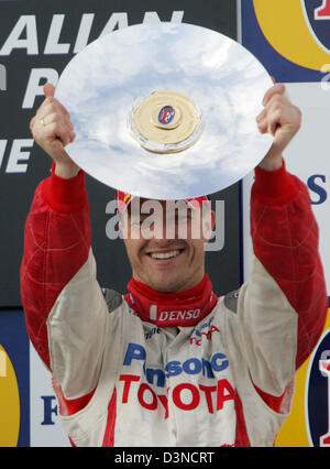 Deutsche Formel1-Fahrer Ralf Schumacher von Toyota F1 Racing Team feiert seinen dritten Platz auf dem Podium nach der australischen Formel Eins Grand Prix auf dem Stadtkurs Albert Park in Melbourne, Australien, Sonntag, 2. April 2006. Foto: Rainer Jensen Stockfoto