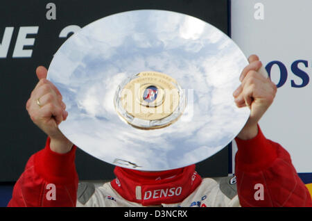 Deutsche Formel1-Fahrer Ralf Schumacher von Toyota F1 Racing Team feiert seinen dritten Platz auf dem Podium nach der australischen Formel Eins Grand Prix auf dem Stadtkurs Albert Park in Melbourne, Australien, Sonntag, 2. April 2006. Foto: Rainer Jensen Stockfoto