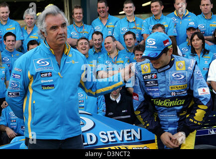 Italienische Flavio Briatore (L), Renault F1 Teamchef und italienischer Formel-1 Fahrer Giancarlo Fisichella (R) für Reanult F1 Racing Team Witz vor der Australian Formula One Grand Prix auf dem Stadtkurs Albert Park in Melbourne, Australien, Samstag, 1. April 2006. Foto: Rainer Jensen Stockfoto