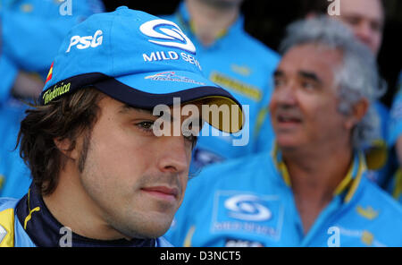 Spanische Formel1-Fahrer Fernando Alonso (vorne) und Renaults italienischen F1-Teamchef Flavio Briatore (hinten) vor der australischen Formel Eins Grand Prix auf dem Stadtkurs Albert Park in Melbourne, Australien, Sonntag, 2. April 2006 darstellen. Foto: Rainer Jensen Stockfoto