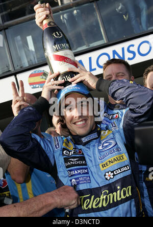 Spanische Formel1-Fahrer Fernando Alonso von Renault F1 Racing Team stellt eine Flasche Champagner auf dem Kopf feiert seinen Sieg nach der australischen Formel Eins Grand Prix auf dem Stadtkurs Albert Park in Melbourne, Australien, Sonntag, 2. April 2006. Foto: Rainer Jensen Stockfoto