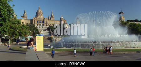 Das Bild zeigt Passanten vor Font Màgica, die magischen Brunnen von Carles Buigas und das National Museum in Barcelona, Spanien, 16. Juni 2005 entworfen.  In der Nacht, die der Brunnen von 4730 Lichtern während seines Wassers beleuchtet ist bewegen Jets zu klassischer Musik. Foto: Thorsten Lang Stockfoto