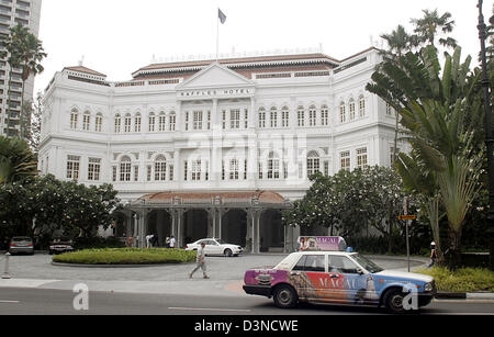 Das Bild zeigt das legendäre Raffles Hotel in Singapur, Singapur, 5. März 2006. Das Raffles Hotel ist ein Kolonialstil-Hotel aus dem 1887, und benannte nach Singapurs Gründer Sir Stamford Raffles. Verwaltet von Raffles International, ist bekannt für seine luxuriösen Unterkünften und hervorragenden Restaurants. Das Hotel verfügt über einen tropischen Garten im Innenhof, Museum und viktorianischen Stil t Stockfoto