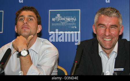 Mirko Slomka (R), Trainer des Bundesligisten FC Schalke 04 und Schalke-Verteidiger Marcelo Bordon (L) im Bild während einer Pressekonferenz im Hotel Rey Carlos ich in Barcelona, Spanien, 22. Februar 2006. Foto: Achim Scheidemann Stockfoto