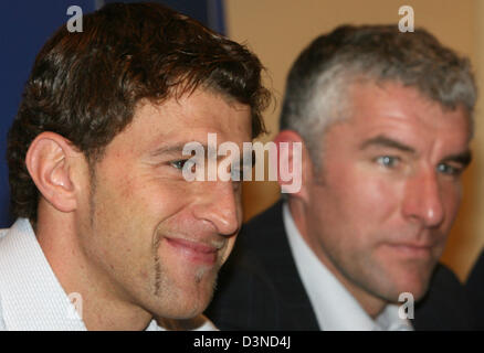 Mirko Slomka (R), Trainer des Bundesligisten FC Schalke 04 und Schalke-Verteidiger Marcelo Bordon (L) im Bild während einer Pressekonferenz im Hotel Rey Carlos ich in Barcelona, Spanien, 22. Februar 2006. Foto: Achim Scheidemann Stockfoto