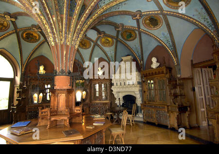 (Dpa-Dateien) Ein Blick auf die restaurierte Bibliothek auf Schloss Marienburg, südlich von Hannover, 28. April 2005. Der Besitzer des Lokals, der Familie der Welfen, wollen eine Auktion von denen für die Restaurierung des Schlosses mit dem Erlös wird der Bühne. Schloss Marienburg wird auf Samstag, 8. April 2006 für die Öffentlichkeit zugänglich. Foto: Holger Hollemann Stockfoto