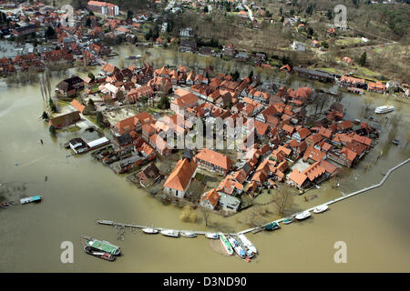 Das Bild zeigt den überfluteten Teil der Stadt Hitzacker, Donnerstag, 6. April 2006. Etwa ein Drittel der Altstadt wurden überflutet, morgens. Das Wasser steht 20 Zentimeter hoch in der Stadt an der Elbe. Foto: Holger Hollemann Stockfoto
