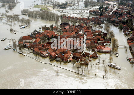Das Bild zeigt den überfluteten Teil der Stadt Hitzacker, Donnerstag, 6. April 2006. Etwa ein Drittel der Altstadt wurden überflutet, morgens. Das Wasser steht 20 Zentimeter hoch in der Stadt an der Elbe. Foto: Holger Hollemann Stockfoto
