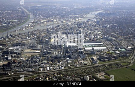 Das Luftbild zeigt, die geräumige BASF Räumlichkeiten in Ludwigshafen, Deutschland, 6. April 2006 funktioniert. Foto: Ronald Wittek Stockfoto