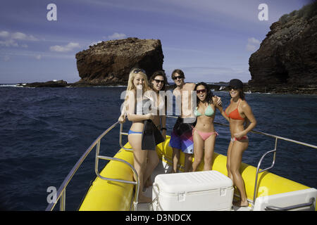 Eine Gruppe von Jugendlichen (MR) Pose auf einem harten Boden aufblasbar aus Lanai, Hawaii. Stockfoto