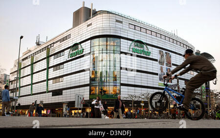 Das Bild zeigt das Einkaufszentrum Galeria Kaufhof auf Europas am meisten Gewinn-einträglichen shopping-Meile Zeil in der Innenstadt von Frankfurt Main, Deutschland, Sonntag, 09 April 20006. Foto: Frank Rumpenhorst Stockfoto