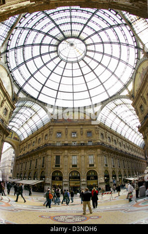 Shopper und Fußgänger zu Fuß durch das Glasdach Hauptplatz der "Galleria Vittorio Emanuele II" Shoppping Arcade in Mailand, Italien, 8. März 2006. Foto: Matthias Schrader Stockfoto