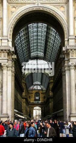 Shopper und Fußgänger mischen sich vor dem Haupteingang in der glasüberdachten "Galleria Vittorio Emanuele II" Shoppping Arcade in Mailand, Italien, 8. März 2006. Foto: Matthias Schrader Stockfoto