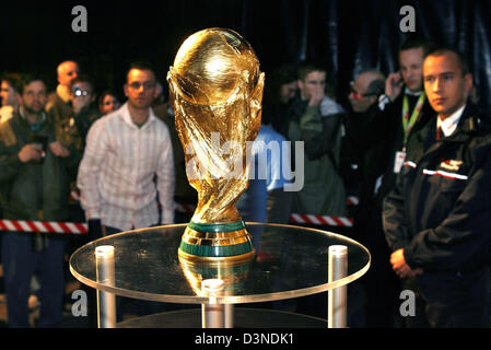 Zuschauer cue um FIFA WM-Pokal anlässlich der FIFA World Cup Trophy Tour in Freiburg im Breisgau, Dienstag, 11. April 2006 zu sehen. Die goldene Trophäe wird bis Ende Mai 21 deutschen Städten reisen. Foto: Rolf Haid Stockfoto