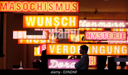 Eine Frau geht große beleuchtete Paneele mit Grundbegriffe der Psychoanalyse in das jüdische Museum in Berlin, Deutschland, Dienstag, 11. April 2006. Im Fokus der Ausstellung anlässlich des österreichischen Begründer der Psychoanalyse ist Sigmund Freuds 150. Geburtstag eine überdimensionale Geburtstagskuchen zeigt die Stationen von Freuds Leben sowie eine interaktive Labyrinth mit psychoanalyti Stockfoto