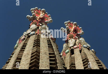 (Dpa-Dateien) - das Bild zeigt zwei prächtigen Türme der berühmten La Sagrada Familia in Barcelona, Spanien, 18. Juni 2002. Der berühmten Bau von eigenen Barcelonas berühmten Architekten Antonio Gaudi und die Stadt Best bekannt Wahrzeichen Themen die Geburt von Jesus Christus. Foto: Thorsten Lang Stockfoto