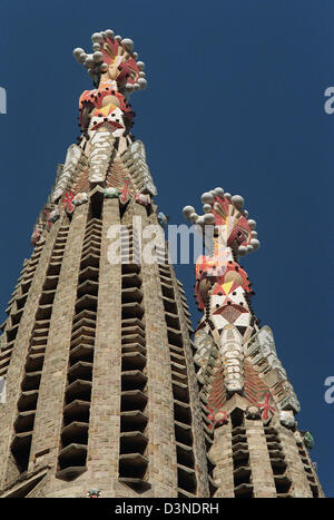 (Dpa-Dateien) - das Bild zeigt zwei prächtigen Türme der berühmten La Sagrada Familia in Barcelona, Spanien, 18. Juni 2002. Der berühmten Bau von eigenen Barcelonas berühmten Architekten Antonio Gaudi und die Stadt Best bekannt Wahrzeichen Themen die Geburt von Jesus Christus. Foto: Thorsten Lang Stockfoto