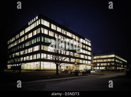 (Dpa-Dateien) Die Firma Handout zeigt das beleuchtete Hauptquartier des deutschen Glühbirne Hersteller Osram in München, undatiert Filer. Osram, ein Tochterunternehmen von Siemens seit 1978 mit 49 Werke in 19 Ländern, feiert seinen 100. Geburtstag am 17. April 2006. Foto: Osram Stockfoto