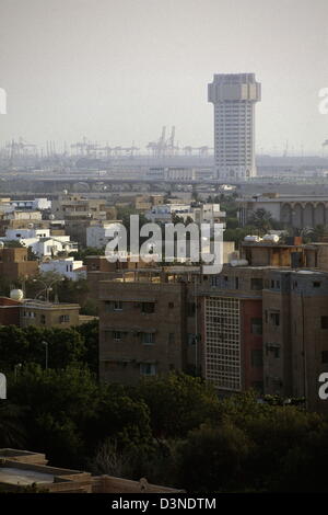 Ein Wohngebiet im Vordergrund mit wichtigsten Hafen von Jeddah im Hintergrund. Stockfoto
