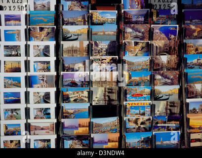 Postkarten von Venedig sind auf den Verkauf in einem Souvenirladen in Venedig, Italien, Februar 2005. Foto: Willy Matheisl Stockfoto