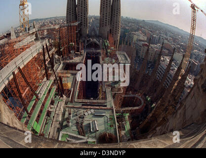 (Dpa-Dateien) - das Bild zeigt den Blick vom Osten Türme von der herrlichen Kirche La Sagrada Familia in Barcelona, Spanien, 18. Juni 2002. Die Eckpfeiler Verlegung der bekanntesten Wahrzeichen der Stadt von Barcelona berühmten Architekten Antonio Gaudi fand im Jahre 1883. Die Kirche ist noch im Aufbau. Foto: Thorsten Lang Stockfoto