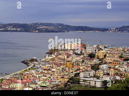 (Dpa - Dateien) Das Bild zeigt den Blick über Pozzuoli und den Golf von Neapel, Italien, 11. Dezember 2005. Der ständige Geruch nach faulen Eiern aus dem nahe gelegenen Vulkan Krater Solfatara der Stadt verleiht es ist Name (lateinisch Puteolana = derjenige riechen). Foto: Lars Halbauer Stockfoto