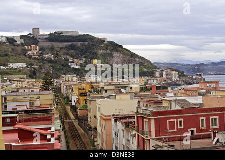 (Dpa - Dateien) Das Bild zeigt den Blick über Pozzuoli auf den Golf von Neapel, Italien, 11. Dezember 2005. Der ständige Geruch nach faulen Eiern aus dem nahe gelegenen Vulkan Krater Solfatara der Stadt verleiht es ist Name (lateinisch Puteolana = derjenige riechen). Foto: Lars Halbauer Stockfoto