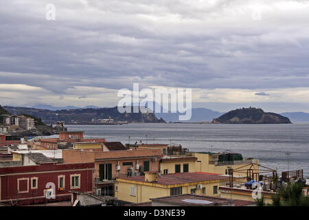 (Dpa - Dateien) Das Bild zeigt den Blick über Pozzuoli und den Golf von Neapel, Italien, 11. Dezember 2005. Der ständige Geruch nach faulen Eiern aus dem nahe gelegenen Vulkan Krater Solfatara der Stadt verleiht es ist Name (lateinisch Puteolana = derjenige riechen). Foto: Lars Halbauer Stockfoto