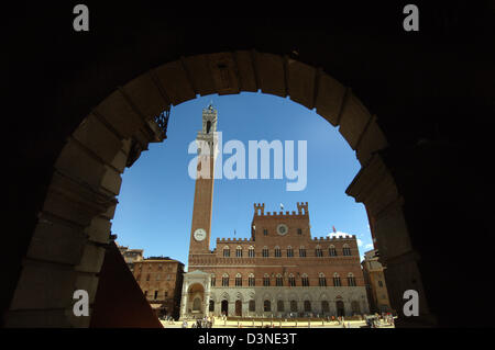 (Dpa - Dateien) Das Foto zeigt den Blick auf die Piazza del Campo mit dem Torre del Mangia in Siena, Toskana, September 2005. Siena ist eine der schönsten Städte in der Toskana und zieht jedes Jahr Millionen von Touristen. Foto: Boris Roessler Stockfoto