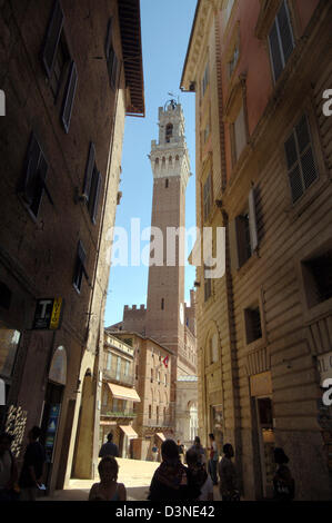 (Dpa - Dateien) Das Foto zeigt den Blick durch eine schmale Gasse auf den Torre del Mangia in Siena, Toskana, September 2005. Siena ist eine der schönsten Städte in der Toskana und zieht jedes Jahr Millionen von Touristen. Foto: Boris Roessler Stockfoto