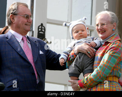 (L-R) Henrik, The Prince Consort und Königin Margrethe II. mit ihrem Enkel, Prinz Christian anlässlich des 66. Geburtstag der Königin im Marselisborg Palast in Aarhus (Dänemark), 16. April 2006 abgebildet sind. Foto: Albert Nieboer Niederlande Stockfoto