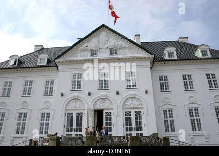 Königin Margrethe II (L-R), Kronprinz Frederik und Kronprinzessin Mary Henrik, Prinz Consort, sind anlässlich des 66. Geburtstag der Königin auf einer Terrasse im Marselisborg Palast in Aarhus (Dänemark), 16. April 2006 abgebildet. Foto: Albert Nieboer Niederlande Stockfoto