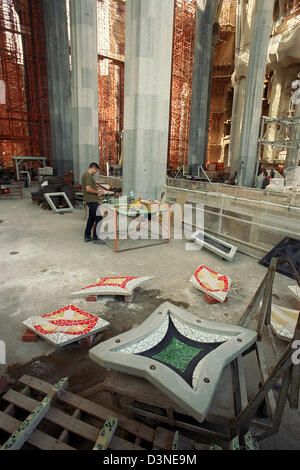 (Dpa - Dateien) Das Foto zeigt den Blick in den Generator-Hütte im Kirchenschiff der La Sagrada Familia, Barcelona, Spanien, 18. Juni 2002. Es ist Antoni Gaudis berühmtesten Gebäude und wohl bekannteste Wahrzeichen Barcelonas. Hier Kann der Besucher ansehen die Handwerker arbeiten mit Beton und Keramik. Foto: Thorsten Lang Stockfoto