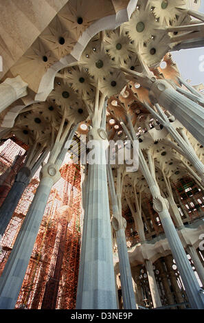 (Dpa - Dateien) Das Foto zeigt den Blick neben pflanzenähnliche Spalten bis an die Decke der Kirche La Sagrada Familia in Barcelona, Spanien, 18. Juni 2002. Es ist Antoni Gaudis berühmtesten Gebäude und wohl bekannteste Wahrzeichen Barcelonas. Gaudi war für den Bau der Kirche von 1883 bis 1926, als er bei einem Unfall starb. Der Bau ist noch nicht abgeschlossen. Stockfoto