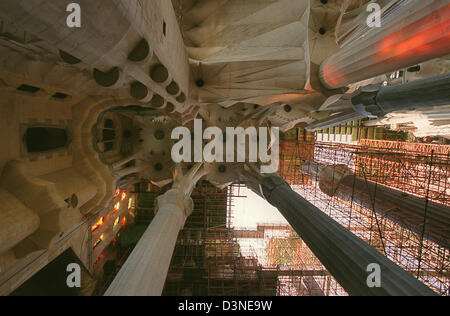 (Dpa - Dateien) Das Foto zeigt den Blick neben pflanzenähnliche Spalten bis an die Decke der Kirche La Sagrada Familia in Barcelona, Spanien, 18. Juni 2002. Es ist Antoni Gaudis berühmtesten Gebäude und wohl bekannteste Wahrzeichen Barcelonas. Gaudi war für den Bau der Kirche von 1883 bis 1926, als er bei einem Unfall starb. Der Bau ist noch nicht abgeschlossen. Stockfoto