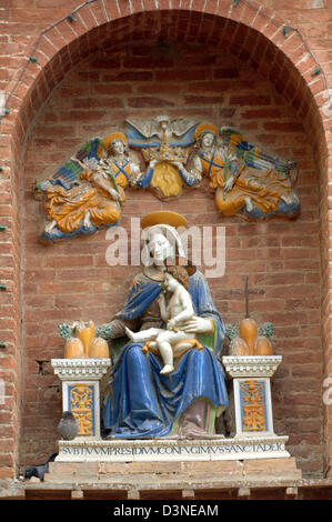 (Dpa - Dateien) Das Foto zeigt eine Skulptur von Maria am Eingang des Klosters Monte Oliveto Maggiore in der Nähe von Buonconvento, Toskana, Italien, September 2005. Das Kloster ist bis heute der Hauptsitz der Benediktinerkongregation von der Olivetans und eines der am meisten besuchten Klöster in der Toskana. Die "Abtei von großen Ölberg" wird vor allem für seine berühmten Fres besucht. Stockfoto