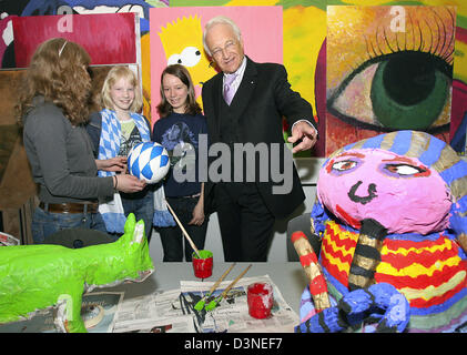 Bayerns Minister-Präsidenten Edmund Stoiber der christlich-sozialen Union (CSU) und Schüler stehen in einer Art Klassenzimmer in einer deutschen Schule in Helsinki, Finnland, Freitag, 21. April 2006. Bei seinem dreitägigen Besuch in Finnland Stoiber Fänge bis auf die Linie, die Finnland plant, während seiner Präsidentschaft des Rates der Europäischen Union erlassen, Beginn 1. Juli 2006. Foto: Peter Kneffel Stockfoto