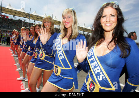 Grid Girls posieren in der Fahrer-Parade vor Beginn des Grand Prix von San Marino beim F1-Rennen in Imola, Italien, Sonntag, 23. April 2006. Foto: Gero Breloer Stockfoto